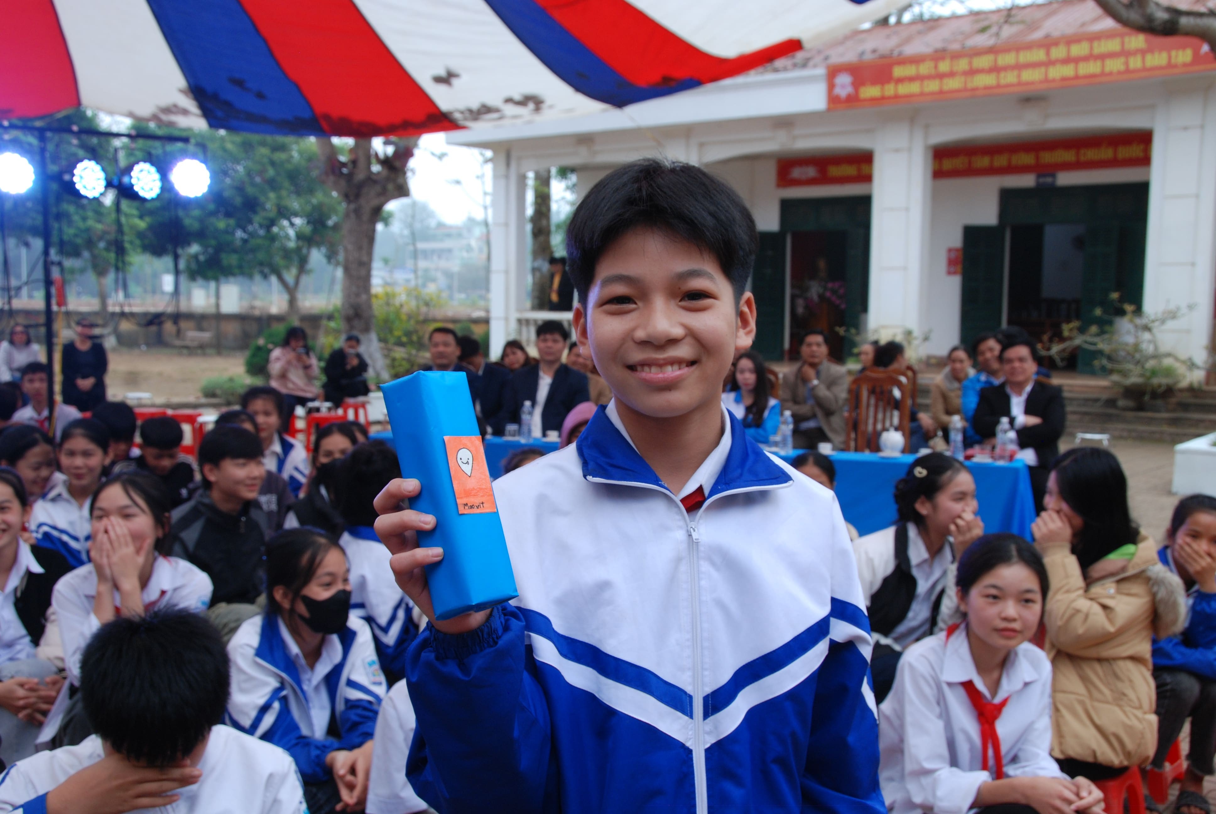 14-cac-em-hoc-sinh-truong-tieu-hoc-thcs-xuat-hoa-tham-gia-tra-loi-cau-hoi-phap-luat-lien-quan-den-noi-dung-kich-tuyen-truyen-phap-luat-va-nhan-phan-qua-tu-btc-chuong-trinh-min-1704074053.JPG