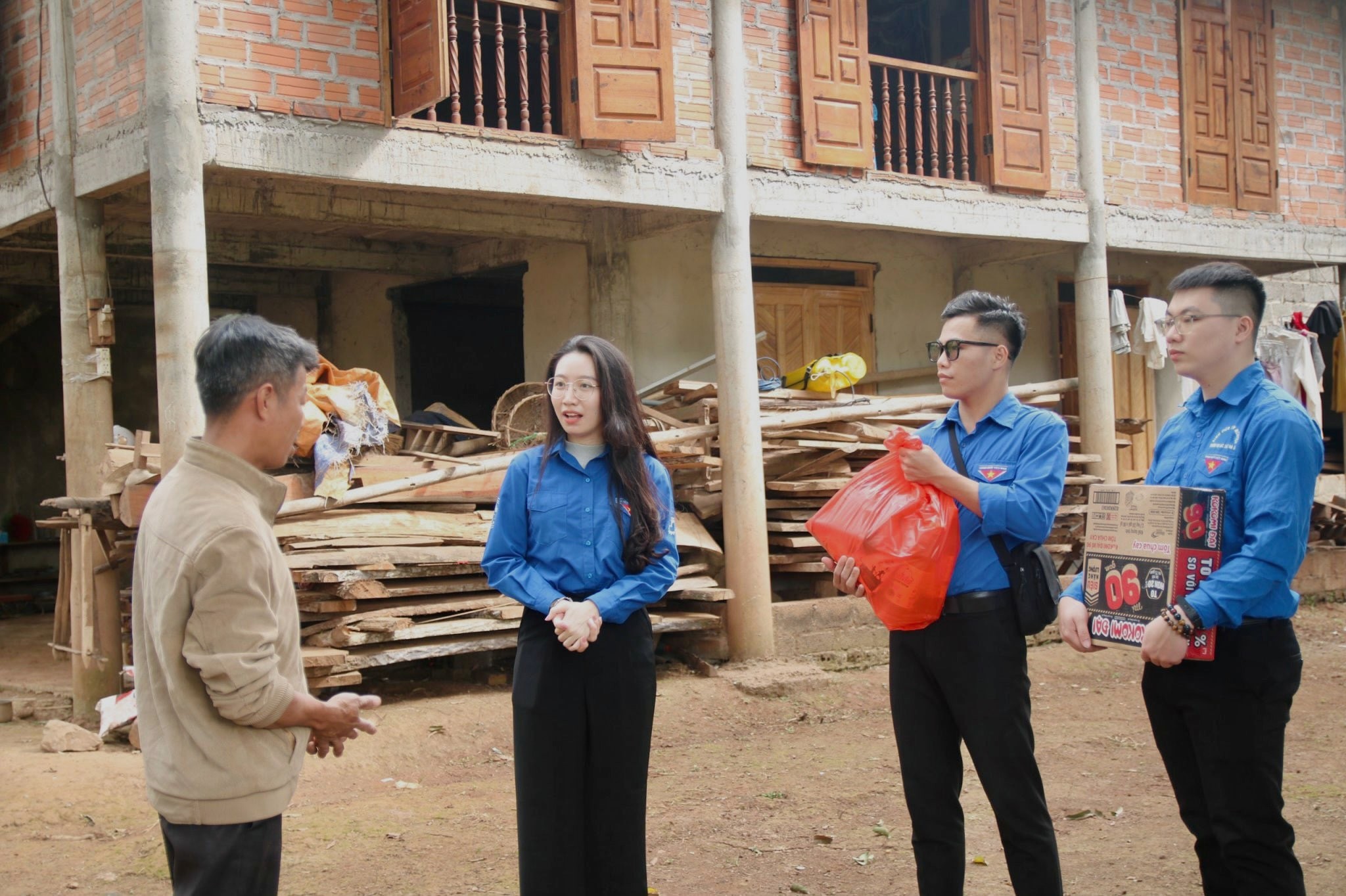 15-btc-xuan-gan-ket-2024-cung-lanh-dao-dia-phuong-tham-hoi-va-trao-tang-cac-suat-qua-cho-cac-ho-gia-dinh-dac-biet-kho-khan-min-1704074053.JPG
