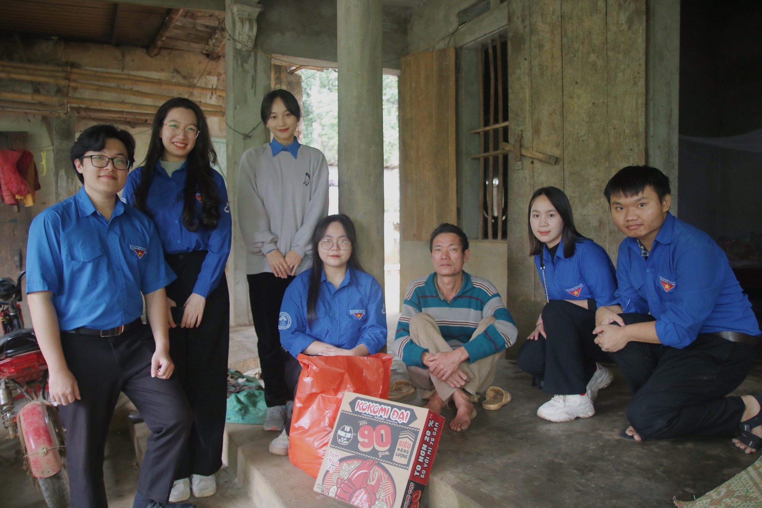 16-btc-xuan-gan-ket-2024-cung-lanh-dao-dia-phuong-tham-hoi-va-trao-tang-cac-suat-qua-cho-cac-ho-gia-dinh-dac-biet-kho-khan-min-1704074053.JPG