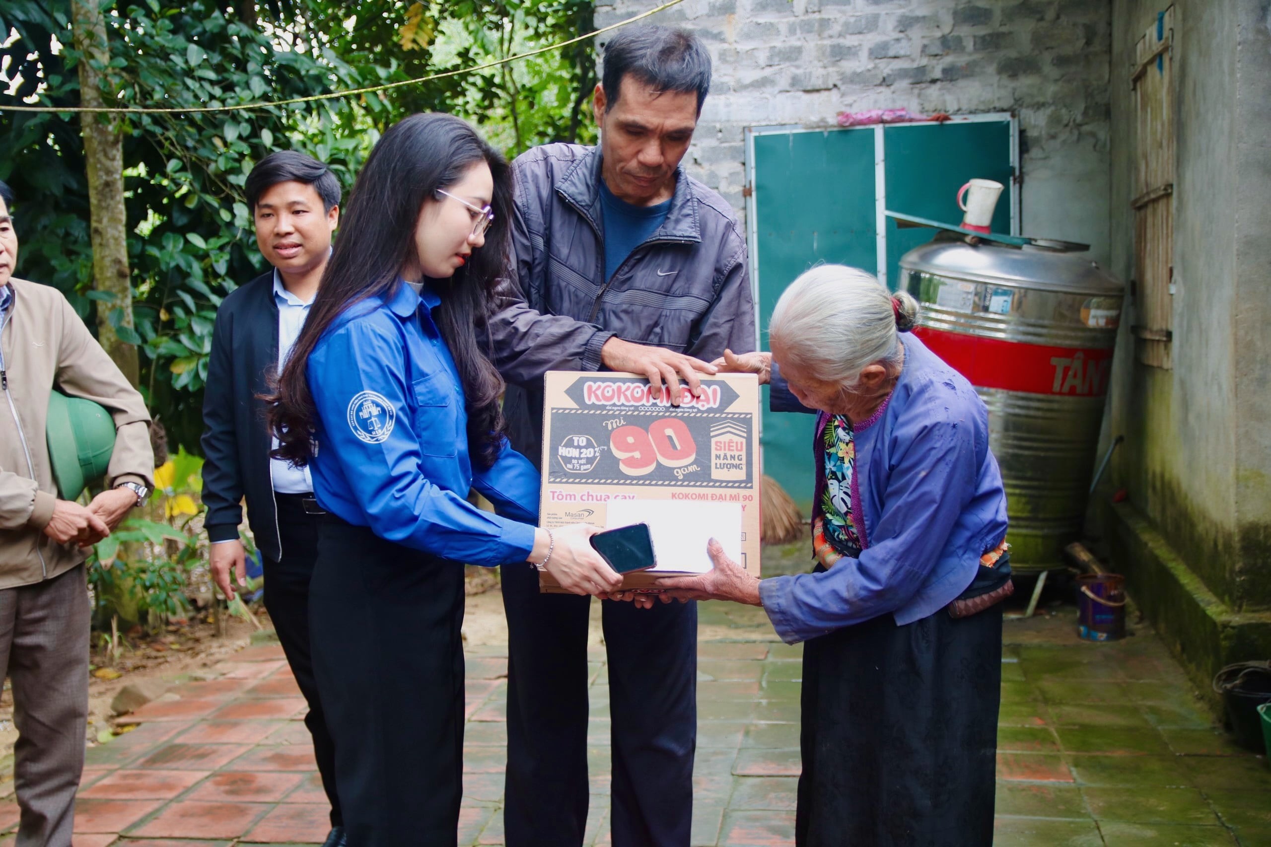 17-btc-xuan-gan-ket-2024-cung-lanh-dao-dia-phuong-tham-hoi-va-trao-tang-cac-suat-qua-cho-cac-ho-gia-dinh-dac-biet-kho-khan-min-1704074053.JPG
