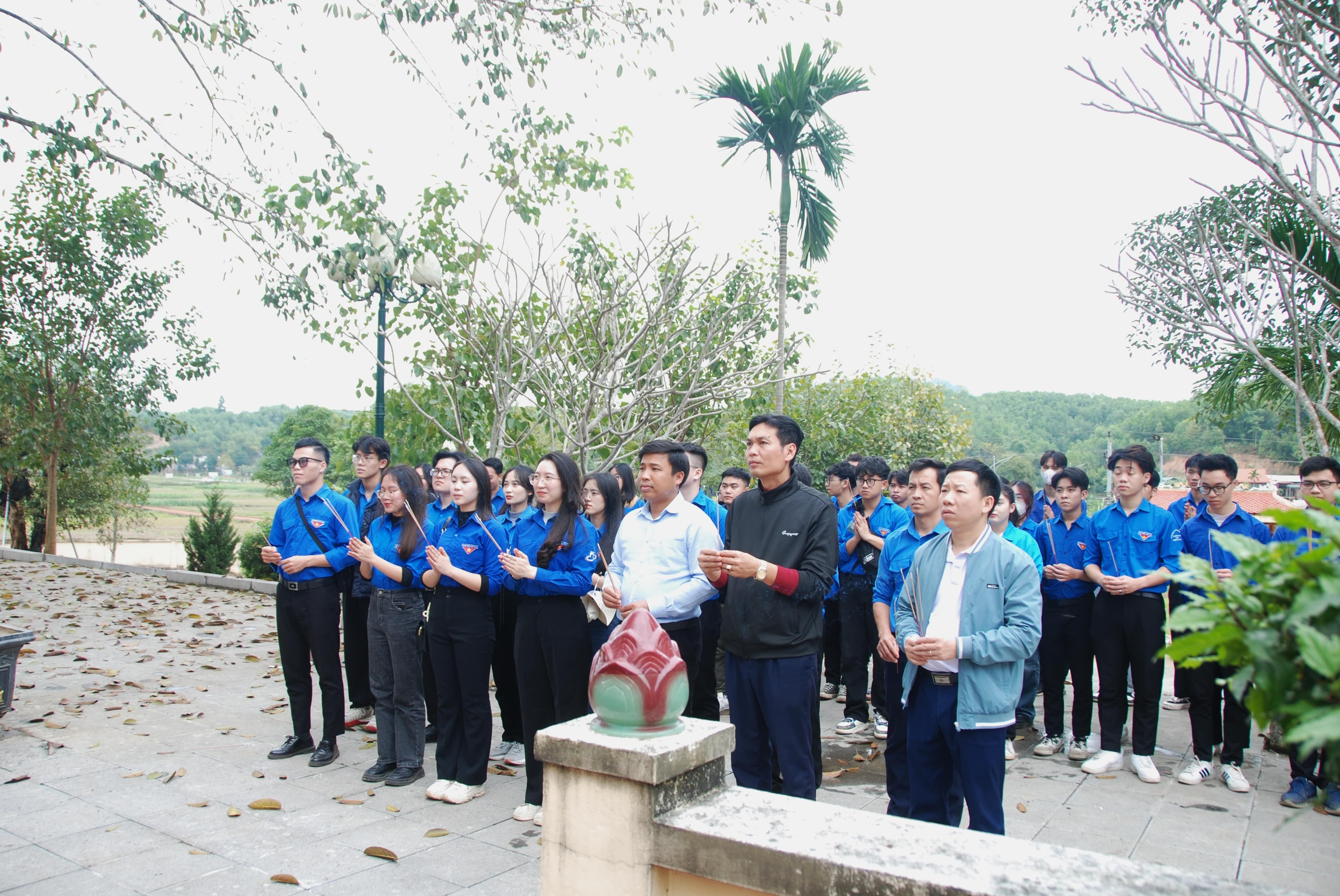 18-toan-the-chi-bo-sinh-vien-so-1-cung-lanh-dao-xa-xuat-hoa-huyen-lac-son-lam-le-dang-huong-tuong-niem-cac-anh-hung-liet-sy-min-1704073960.JPG