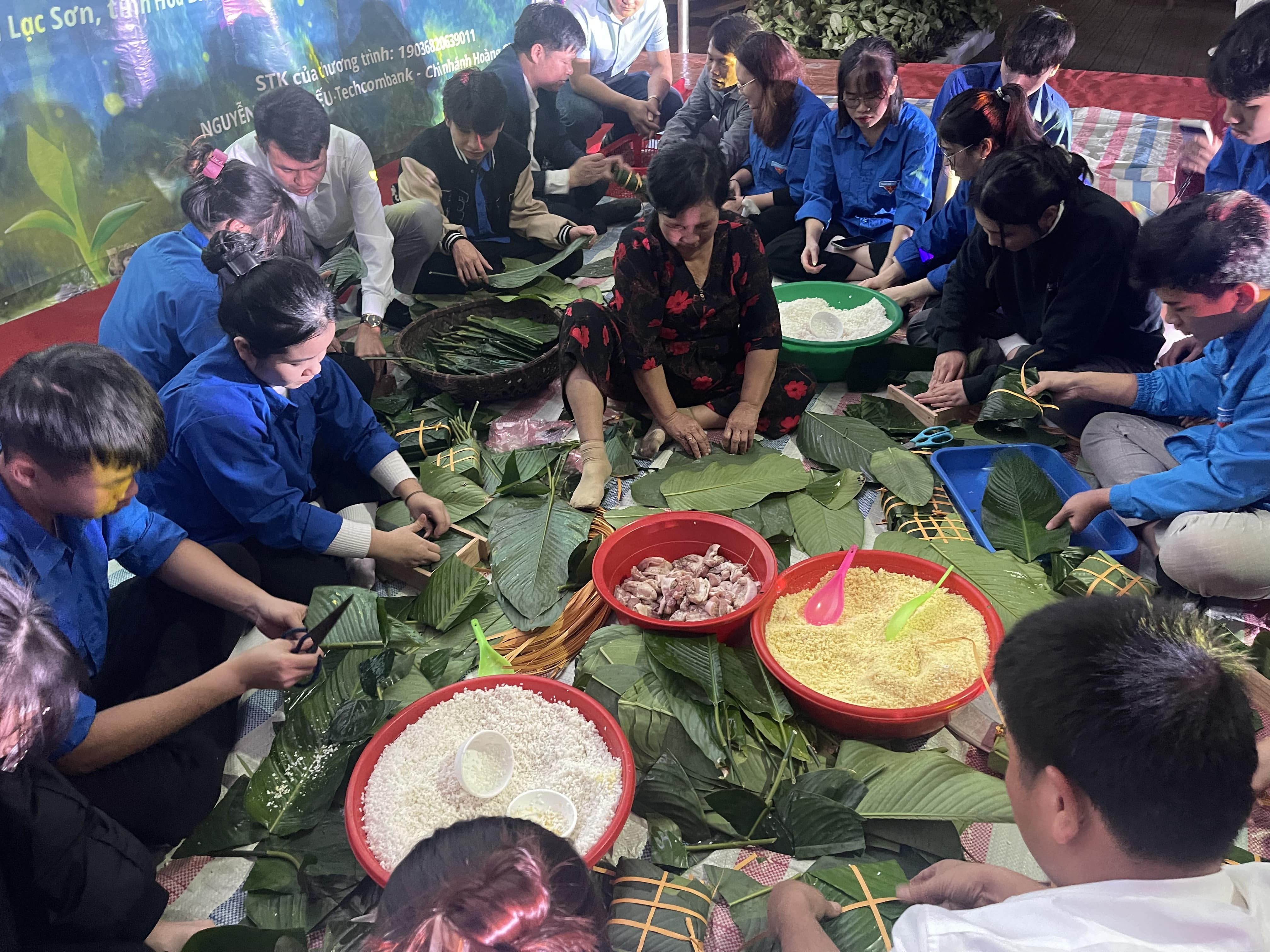 20-hoat-dong-giao-luu-goi-banh-chung-ngay-tet-voi-ba-con-xa-xuat-hoa-min-1704074053.jpg
