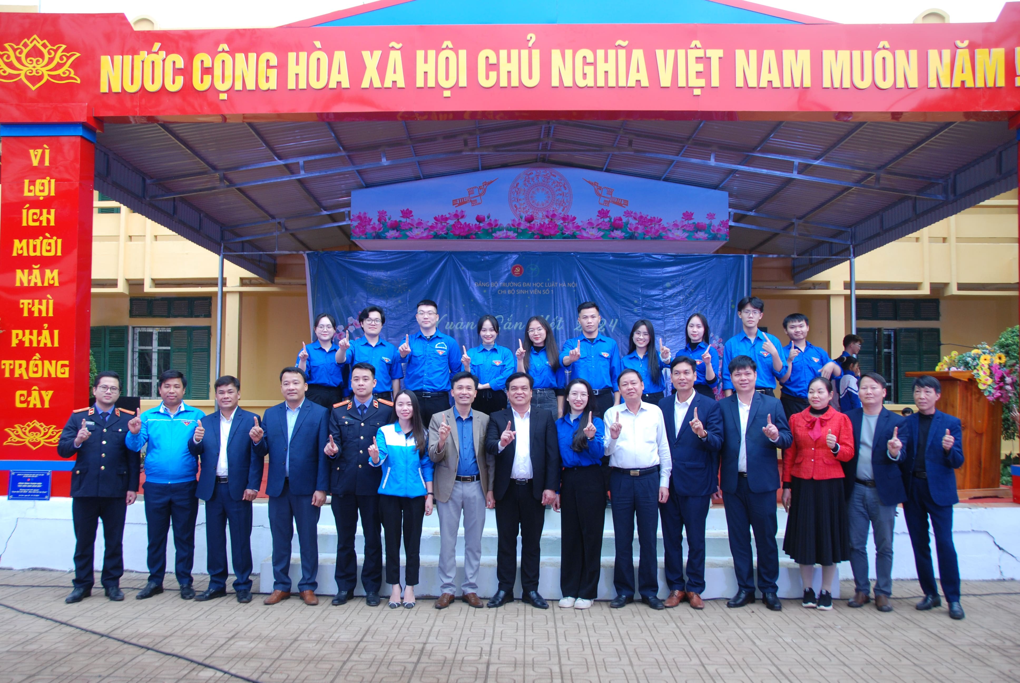 5-thanh-vien-btc-chuong-trinh-cung-lanh-dao-dia-phuong-min-1704073368.JPG
