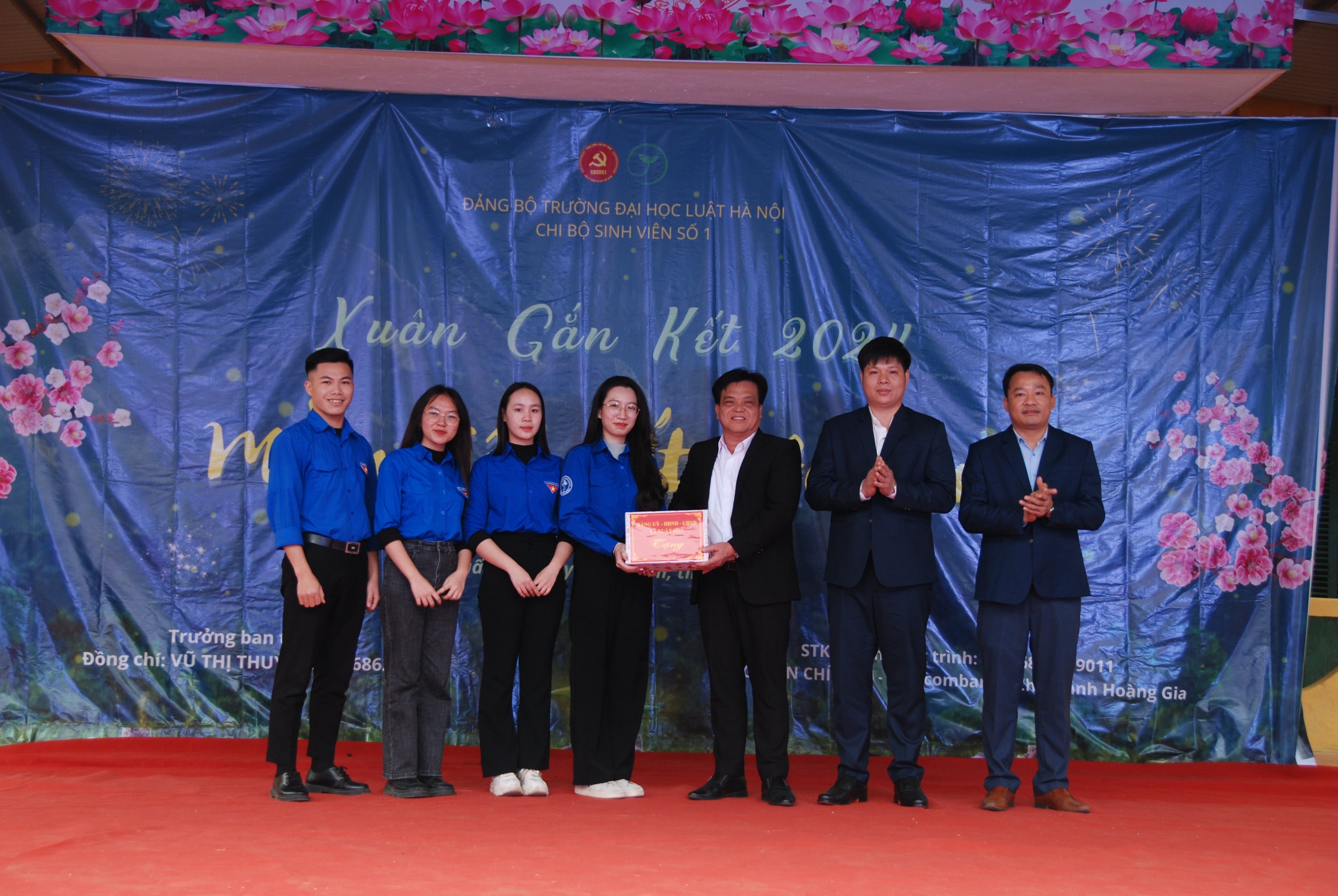 6-dang-uy-hdnd-ubnd-xa-xuat-hoa-trao-tang-mon-qua-cho-cap-uy-chi-bo-sinh-vien-so-1-truong-dai-hoc-luat-ha-noi-min-1704079640.JPG