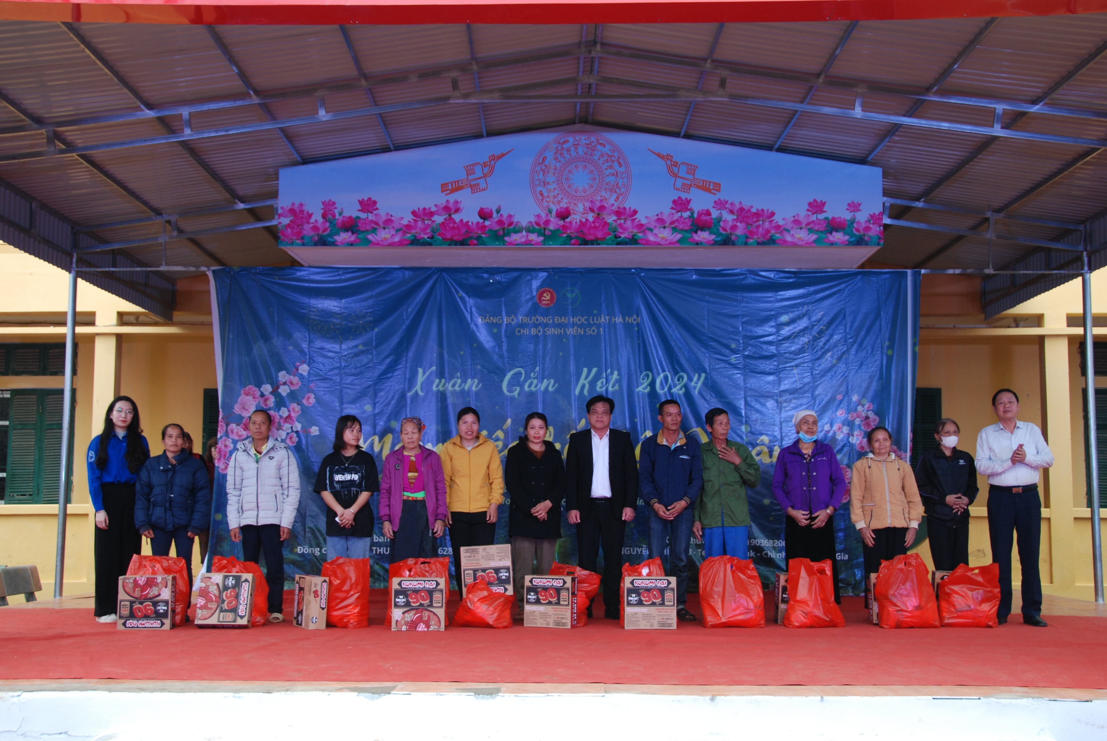 7-trao-qua-cho-cac-ho-gia-dinh-kho-khan-min-1704073432.JPG