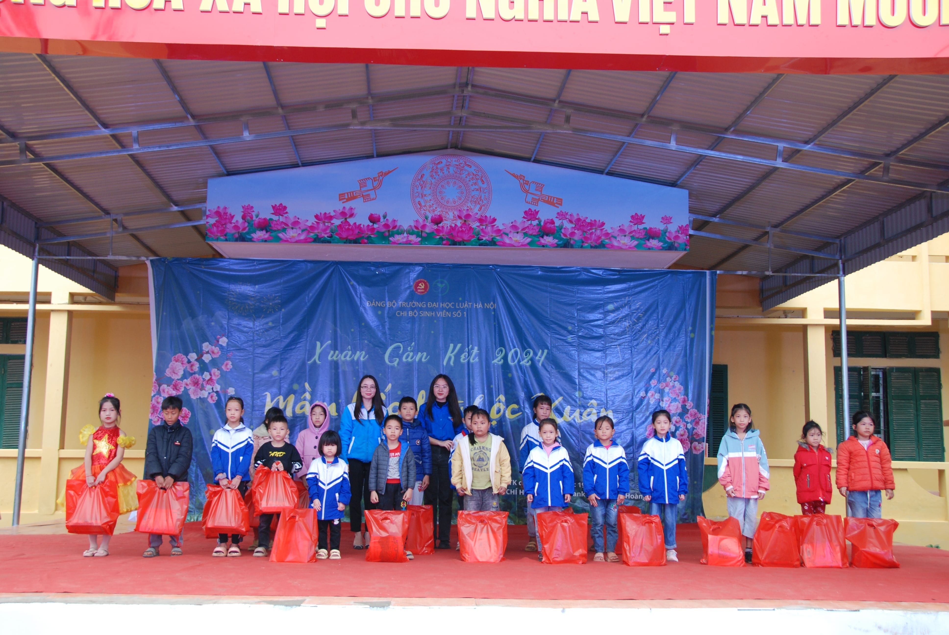 8-trao-qua-cho-cac-em-nho-co-hoan-canh-kho-khan-vuon-len-hoc-gioi-min-1704073529.JPG