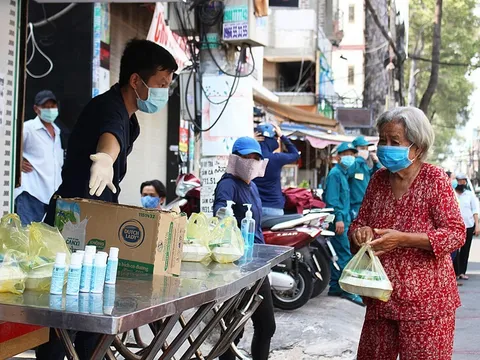 "Quỹ người nghèo" phát 3000 phần cơm 0 đồng cho người nghèo tại Sài Gòn