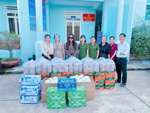 Tấm lòng của chị Diệu Khả Ngân giữa tâm lũ phường Bình Thuận, tỉnh Lâm Đồng