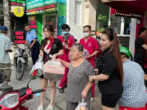 Bà Trương Thị Như Ngọc cùng toàn thể nhân viên Nha khoa Trương Ngọc tham gia chương trình làm từ thiện hậu Quốc Khánh 02/09