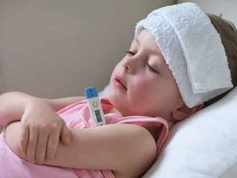 Xử trí trẻ sốt cao co giật khi mắc Covid-19 cần tránh 3 sai lầm này