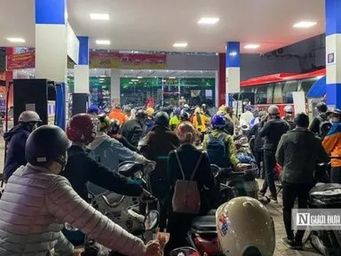 Dòng người nối đuôi nhau đi mua xăng trước ngày điều chỉnh giá