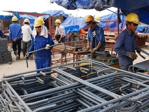 Giá thép xây dựng đồng loạt tăng cao, nhà thầu đứng ngồi không yên