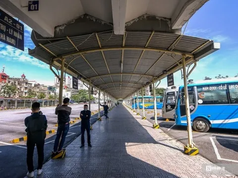 Nghịch lý: Giá xăng nhảy múa, xe khách vẫn ngại tăng giá