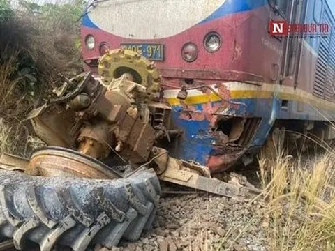 Bình Thuận: Xe máy cày gãy đôi khi đối đầu tàu hoả, tài xế tử vong