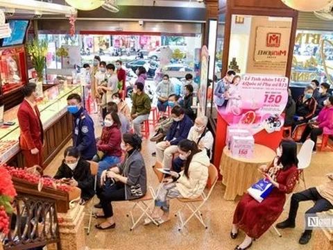 Giá vàng tăng phi mã, người dân xếp hàng chờ giao dịch