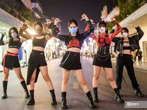 Người dân ùn ùn đổ về hồ Gươm khi phố đi bộ hoạt động trở lại