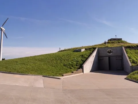 Cận cảnh khu căn hộ sinh tồn dưới lòng đất, nơi giới siêu giàu thư giãn chờ tận thế