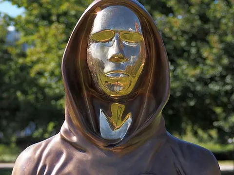 Elon Musk tấu hài trên Twitter, đăng meme ám chỉ danh tính cha đẻ Bitcoin