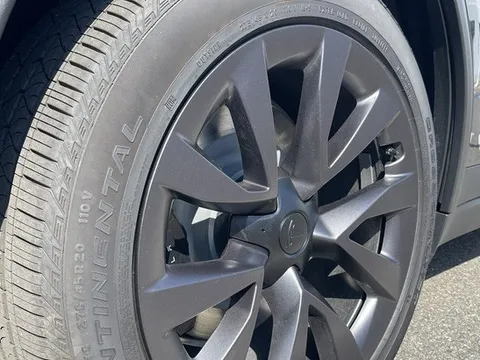 Xe tiền tỷ nhưng dùng lốp lệch tông, Tesla đang nhận 'cơn mưa gạch đá' từ khách hàng