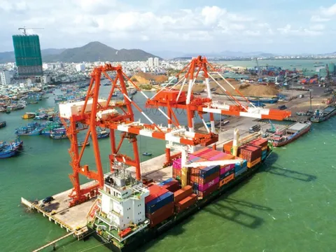 Một cảng biển tỉnh lẻ miền Trung đổi đời nhờ cuộc đua xây dựng điện gió