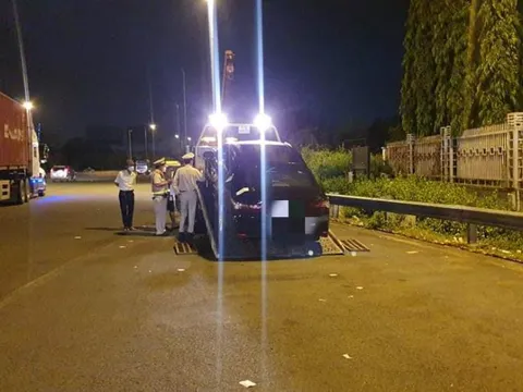 Vi phạm nồng độ cồn ở mức cao, tài xế ô tô "cù nhây" với CSGT hơn 1 giờ trên cao tốc