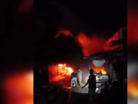 Cháy chợ ở Bình Phước, 64 ki-ốt bị thiêu rụi, mất trắng hàng chục tỷ đồng