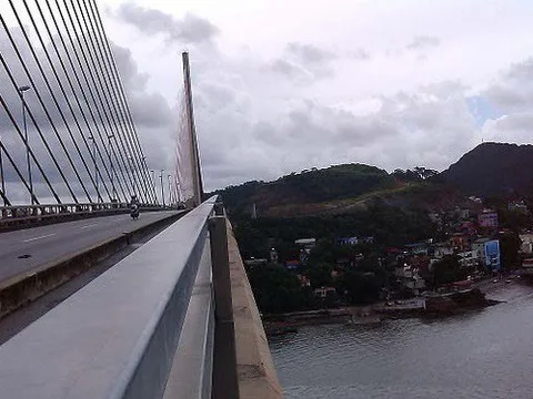 Chồng bế con trai lên cầu Bãi Cháy định ném xuống biển, gọi video cho vợ cũ biết