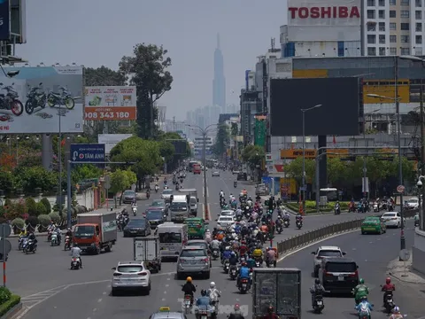 Người dân TPHCM mắc võng ở công viên tránh nóng