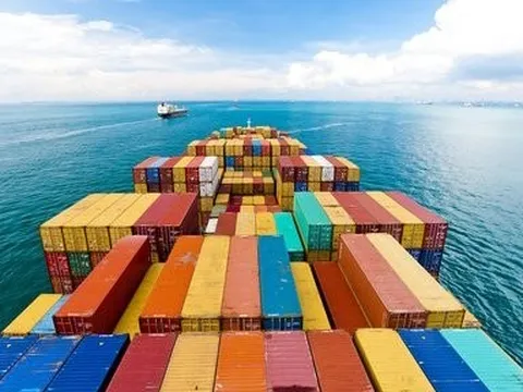 Đề xuất loạt chính sách giúp vận tải biển thoát “bão giá” xăng dầu