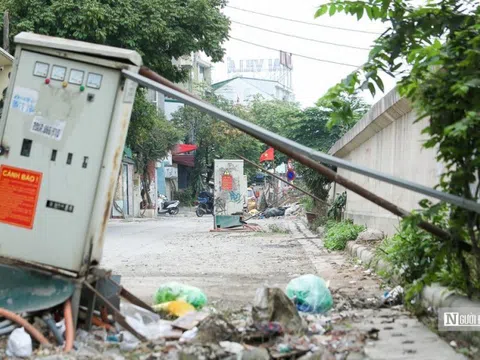 Hà Nội: Hàng chục bốt điện "chống nạng" giữa đường