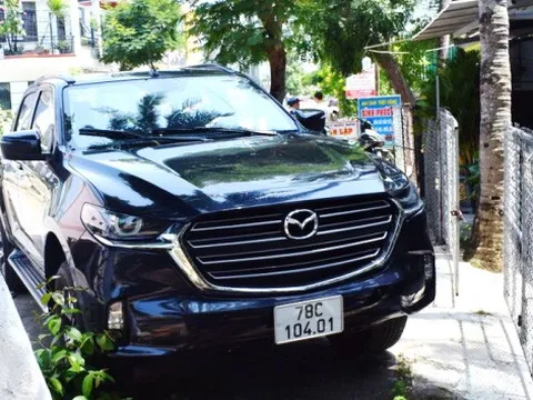 Vợ chạy theo đu cánh cửa phía sau ô tô của chồng cũ rồi ngã tử vong ở Phú Yên