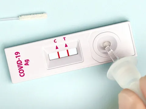 Tái nhiễm Covid-19 có phổ biến không? Ai có nguy cơ cao? Con số biết nói từ Anh