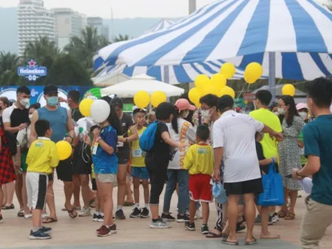 Biển Đà Nẵng đông nghịt người ngày cuối tuần