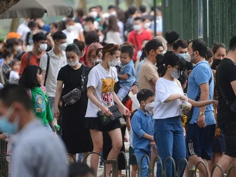 Ảnh: Hàng nghìn người dân đổ về công viên Thủ Lệ vui chơi ngày cuối tuần, trẻ em chen chân cho thú ăn