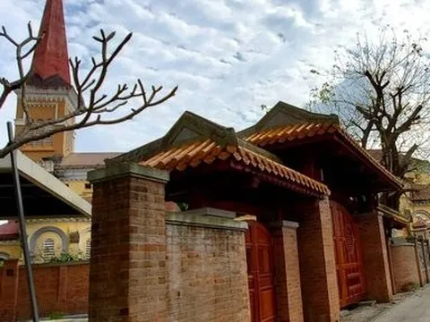 Cận cảnh toà nhà ngự “đất vàng” ở Huế một thập kỷ vừa được gia hạn