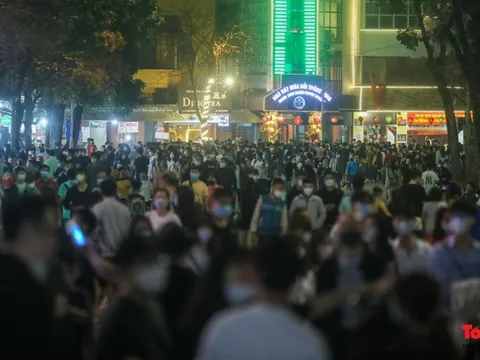 Nhịp sống bình thường mới trở lại trên nhiều tuyến phố đêm ở Hà Nội