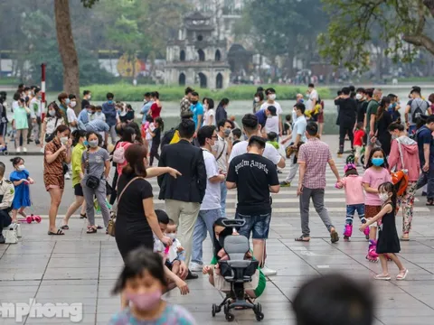 Phố đi bộ Hồ Gươm đông đúc ngày cuối tuần đầu tiên mở cửa