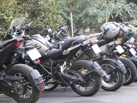 CSGT TP HCM dùng xe tải, rào chắn vây ráp đoàn mô tô ''khủng'' phóng nhanh vào đường cấm