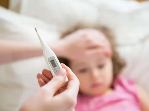 Trẻ mắc Covid-19 nôn ói có lo viêm não không? BS Trương Hữu Khanh giải đáp