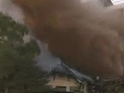 Hà Nội: Cháy nhà trên phố Phùng Hưng, lửa lớn bao trùm khói đen bốc cao hàng chục mét