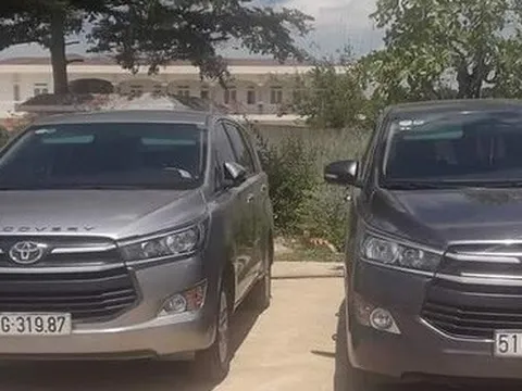 Chuyện lạ: 2 ôtô hiệu Inova cùng biển số TP HCM đậu cạnh nhau