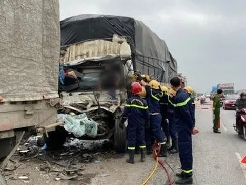 Phá cabin đưa thi thể tài xế xe tải ra ngoài sau vụ tai nạn