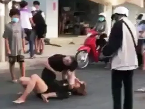 Vụ clip 2 thiếu nữ đánh nhau: Gia đình bảo lãnh, chờ công an xử lý