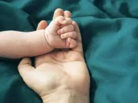 Vừa chào đời bé gái đã mắc bệnh giang mai do lây từ bụng mẹ