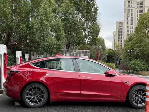 Cắm sạc chưa được nửa tiếng, chủ xe Tesla "tái mặt" khi thấy con số trên hóa đơn