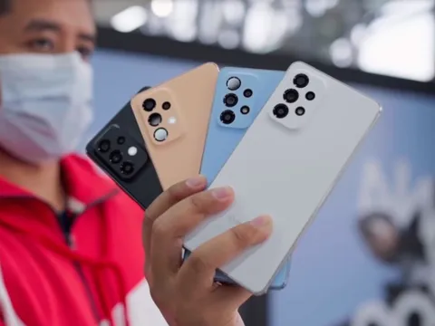 Samsung tung điện thoại pin trâu 2 ngày, có gì "hot" hơn "đàn anh" bán 5.000 máy/tháng?