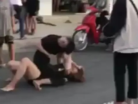 Hai thiếu nữ vật nhau, đánh đấm dữ dội giữa phố nhưng nhiều người chỉ vỗ tay chứ không can