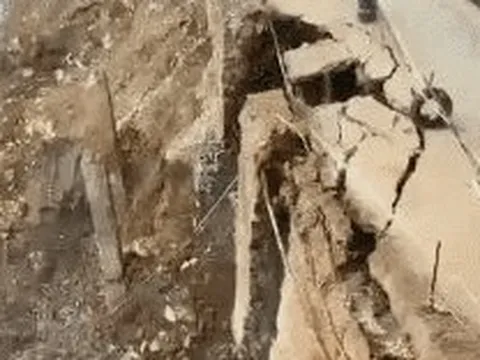 Clip: Sạt lở kinh hoàng ở Sa Pa, cả đoạn đường "đứt gãy"