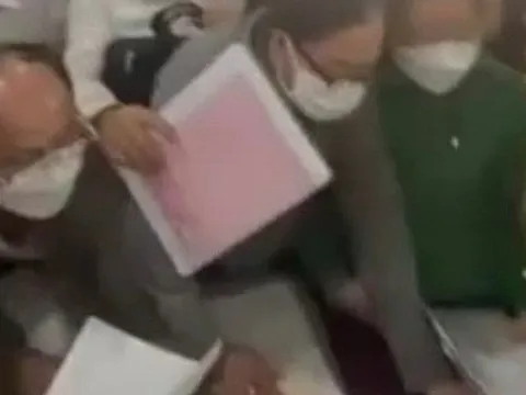 Họp khẩn liên quan việc người dân chen lấn đi làm giấy tờ đất từ 4 giờ sáng