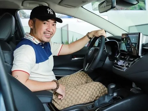 Bóc giá xế hộp danh hài Tiến Luật chơi lớn mua tặng "người đặc biệt"